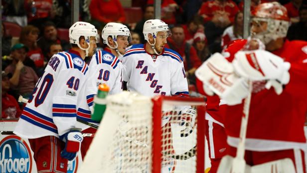 Eishockeyspieler der New York Rangers stehen auf dem Eis.