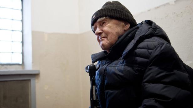 Bein gebrochen, aber der 96-jährige Daniil Granin will noch einmal nach Berlin, um den 96-jährigen Helmut Schmidt wieder zu treffen