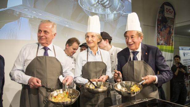 Neben Eierspeis Kochen, Holzsägen und einen Wochenendeinkauf Schätzen haben sich die drei KandidatInnen den Fragen der Jugendlichen rund um die Lehrausbildung gestellt.