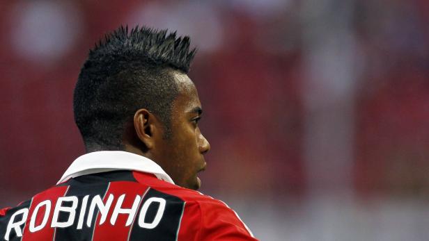 Nahaufnahme von Robinho in einem rot-schwarzen Trikot.