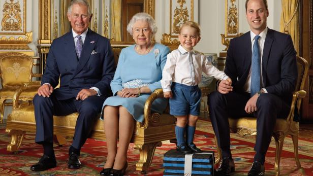 Vier Generationen auf Augenhöhe: Die Königin mit ihren möglichen Nachfolgern.