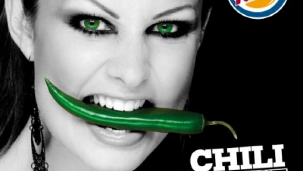 Eine Frau hält eine grüne Chili-Schote im Mund, Werbung für die Chili Cheese Wochen bei Burger King.