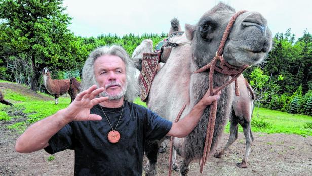 Helmut Burgsteiner war immer eine schillernde Figur. Auf seinem Bauernhof im Waldviertel züchtet er Kamele