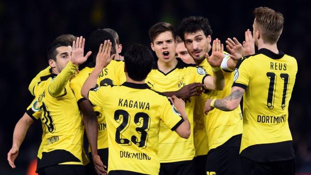 Eine Gruppe von Borussia Dortmund-Spielern feiert gemeinsam.