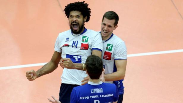 Zwei Volleyballspieler jubeln über einen Punktgewinn.