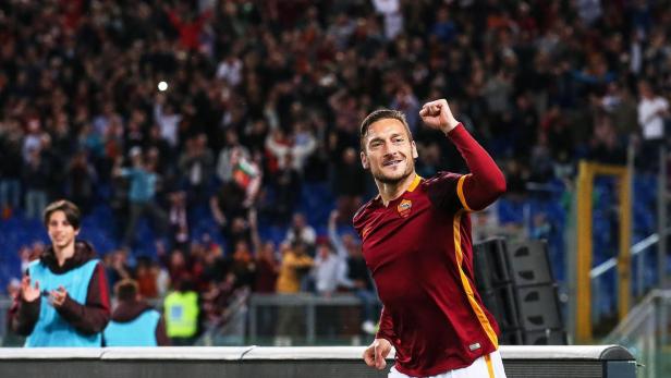 Francesco Totti jubelt vor einer jubelnden Menschenmenge.