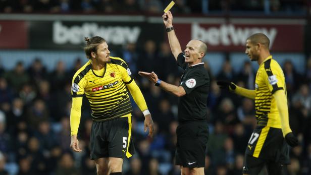 West Ham United v Watford - Barclays Premier Leagu Ein Schiedsrichter zeigt einem Fußballspieler die gelbe Karte.