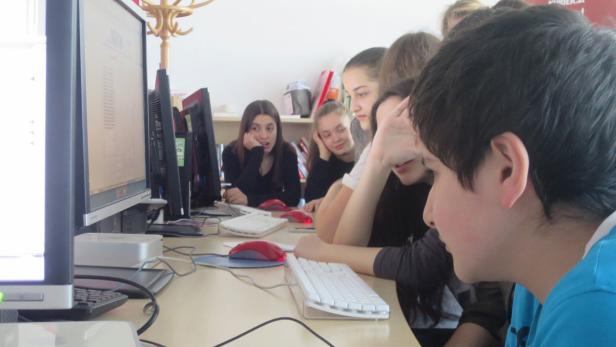 SchülerInnen schreiben Zeitungsberichte, vor allem über ihre Erasmus+-Projekte