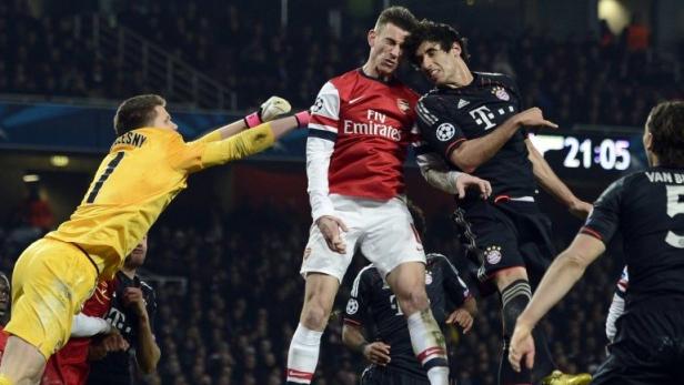 Arsenal&#039;s goalkeeper Wojciech Szczesny (L) and Laurent Koscielny (C) challenge Bayern Munich&#039;s Javi Martinez during their Champions League soccer match at the Emirates Stadium in London February 19, 2013. REUTERS/Dylan Martinez (BRITAIN - Tags: SPORT SOCCER TPX IMAGES OF THE DAY)