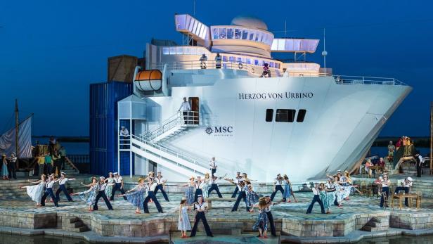 Ein Eyecatcher der  Superlative: Für „Eine Nacht in Venedig“ hat Walter Vogelweider ein gigantisches, variabel bespielbares  Kreuzfahrtschiff  auf die Bühne der Seefestspiele Mörbisch gestellt