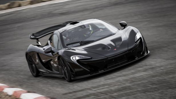 Ein schwarzer McLaren P1 fährt auf einer Rennstrecke.