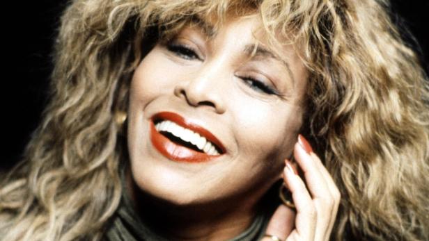 Nahaufnahme von Tina Turner mit blonden Haaren und rotem Lippenstift.