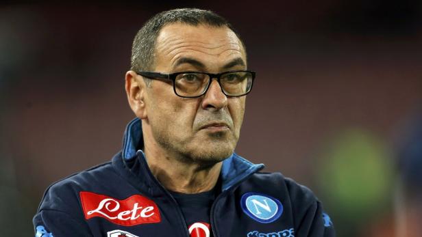 Maurizio Sarri, der Trainer des SSC Neapel, blickt ernst.