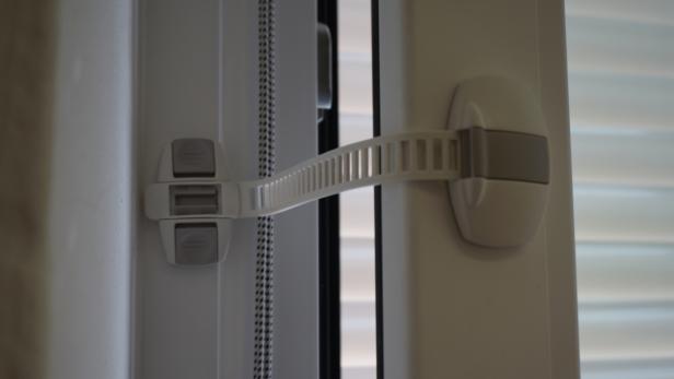 Für Fenster oder Türen gibt es beispielsweise einfach auszutauschende Riegel mit Schlüssel, die verhindern, dass der Griff in eine andere Position gedreht wird (z. B. wenn das Fenster zu ist, oder gekippt).