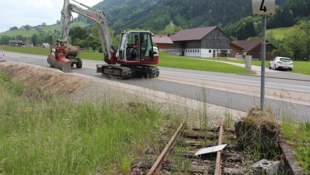 Alte Bahntrasse nach Ybbsitz endet vor neuem Bundesstraßenstück, Wer neuen Gleisbau für eventuelle Tourismusbahn zahlen würde, ist unklar