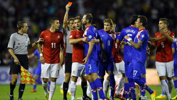 Croatia&#039;s Josip Simunic (C, number 3) receives a red card during their 2014 World Cup qualifying soccer match against Serbia in Belgrade September 6, 2013. REUTERS/Marko Djurica (SERBIA - Tags: SPORT SOCCER)
