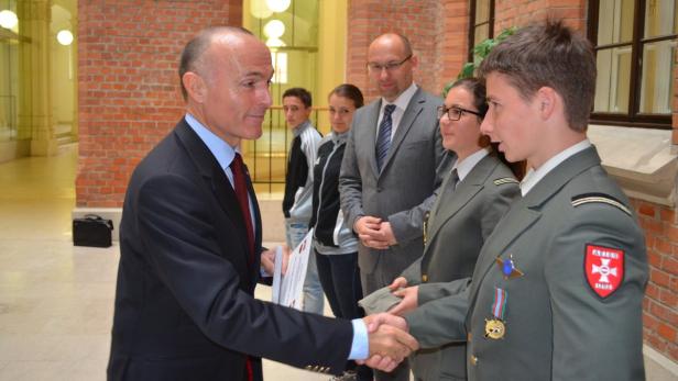 Minister Klug mit Schülern des Militär-Gymnasiums.