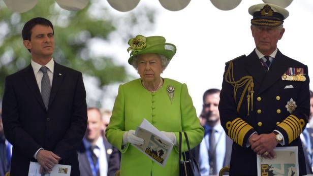 Königin Elisabeth II. und Prinz Charles bei einer Gedenkveranstaltung zum D-Day.