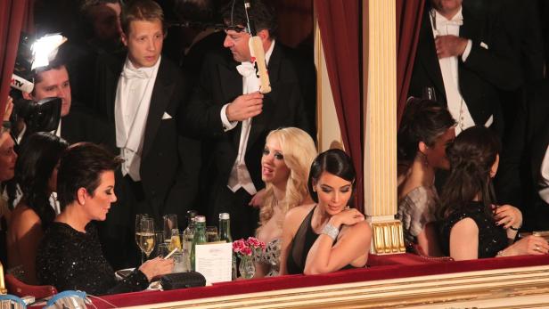 Oliver Pocher, Kim Kardashian u.a. beim Opernball 2014. Links hinter der Kamera: Gestalter Hollweg.