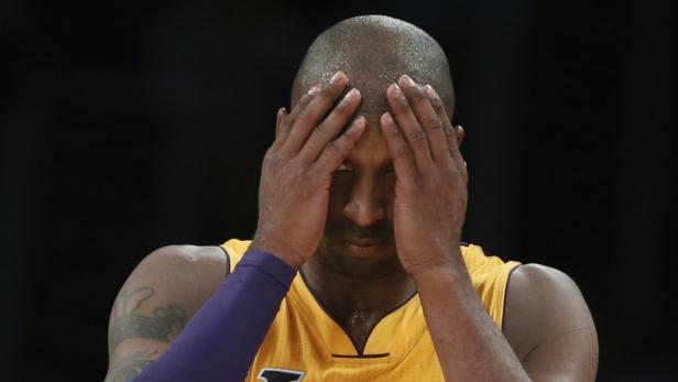 Kobe Bryant hält sich enttäuscht die Hände vors Gesicht.