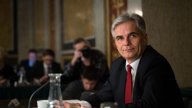 Werner Faymann attends the assembly of the Hypo Ba Ein Mann mit grauem Haar und roter Krawatte sitzt an einem Tisch mit Mikrofon.