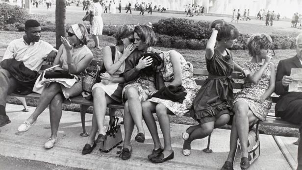 Pures Leben, über 50 Jahre konserviert: Garry Winogrands Aufnahme von Frauen auf der New Yorker Weltausstellung im Jahr 1964