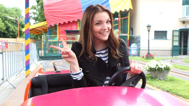 In den Wurstelprater verliebt: Barbara Kaudelka im Kinderkarussell mit den bunten Autos.