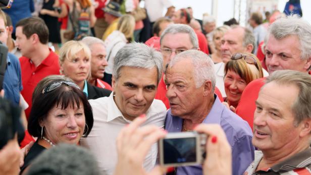 APA14176498-2 - 16082013 - FREISTADT - ÖSTERREICH: ZU APA-TEXT II - Bundeskanzler Werner Faymann lässt sich fotografieren am Freitag, 16. August 2013, während seiner &quot;Kanzler-Tour&quot; in einem Bierzelt in Freistadt. APA-FOTO: RUBRA