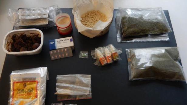 In der Wohnung des Verdächtigen wurden Drogenutensilien und Verpackungsmaterial sichergestellt.