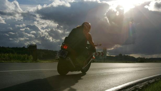 Ein Motorradfahrer fährt am Dienstag (31.08.2004) über eine Landstraße bei Forchheim. Durch das wechselhafte und unbeständige Wetter sind nur noch wenige Motorräder auf den Straßen zu sehen. Laut Wettervorhersage wird es in den nächsten Tagen wohl auch so bleiben. Foto: Marcus Führer dpa/lby