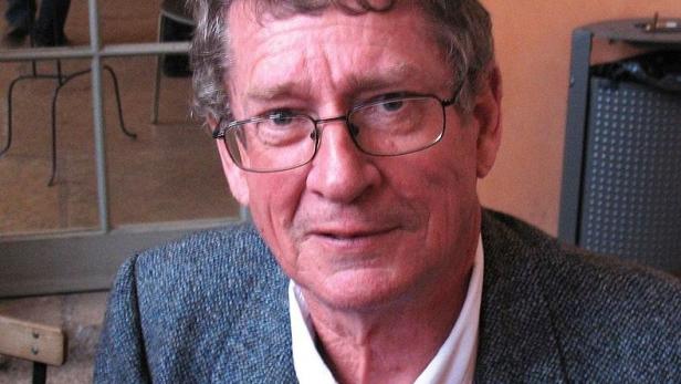 800px-André_Brink_Portrait.jpg