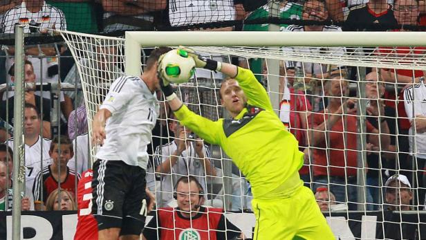 06.09.2013 Fussball, Nationalteam, Muenchen, Allianzarena, Weltmeisterschaftsqualifikation, GER - AUT, Oesterreich - Deutschland Miroslav Klose, Robert Almer Copyright DIENER / Georg Diener Marktgasse 3-7/4/5/21 A-1090 Wien Telefax +43 1 955 32 35 Mobil +43 676 629 98 51 BA-CA Bank Nr. 12000 Account Nr. 00712 223 783 e-mail: agentur@diener.at Datenbank: www.diener.at