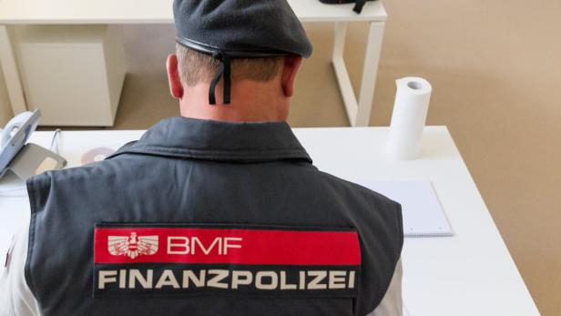 Echte Beamte der Finanzpolizei sind an ihren Uniformen leicht zu erkennen.