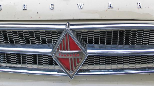Detailansicht des Kühlergrills eines Borgward Isabella Oldtimers.
