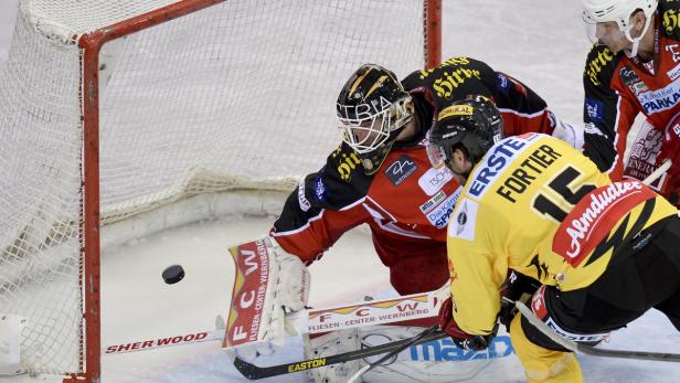 APA14531114 - 08092013 - WIEN - ÖSTERREICH: Francois Fortier (m./Capitals) erzielt gegen Torhüter Rene Swette (KAC) das Tor zum 3:0 am Sonntag, 08. September 2013, während der Erste Bank Eishockey Liga (EBEL) Begegnung zwischen den UPC Vienna Capitals und dem KAC in Wien. APA-FOTO: HERBERT NEUBAUER