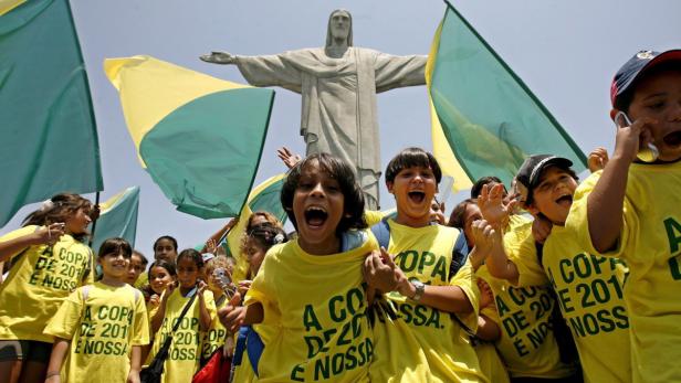 Ein Land im (Freuden)-Taumel: Brasilien feiert die größte Fußball-Party der Welt. Die Bevölkerung erwartet von ihrer Seleção den sechsten WM-Titel.