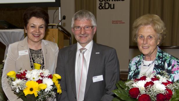 Blumen von Caritas-Chef Franz Kehrer für Anneliese Ratzenböck (re.) und ihre Nachfolgerin Ingrid Trauner.