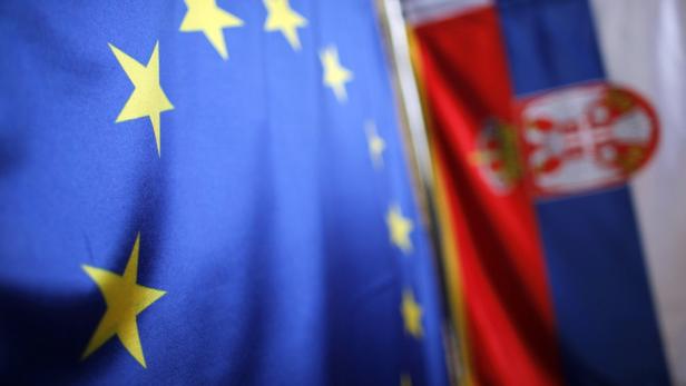 Die Flaggen der Europäischen Union und Serbiens sind zu sehen.