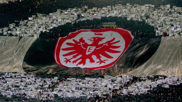 Fans zeigen eine große Blockfahne mit dem Logo von Eintracht Frankfurt.