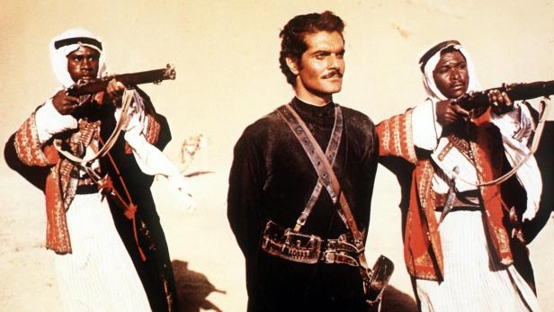 Der in Ägypten geborene Omar Sharif war mit seiner Nebenrolle als Scheich in „Lawrence von Arabien“ 1962 international zum Star geworden. Darin spielte er an der Seite von Peter O&#039;Toole.