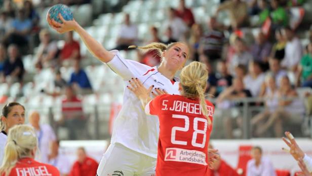 Eine Handballspielerin wirft den Ball während eines Spiels.