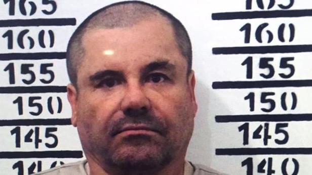 Ein Porträt von Joaquín „El Chapo“ Guzmán vor einer Messlatte.