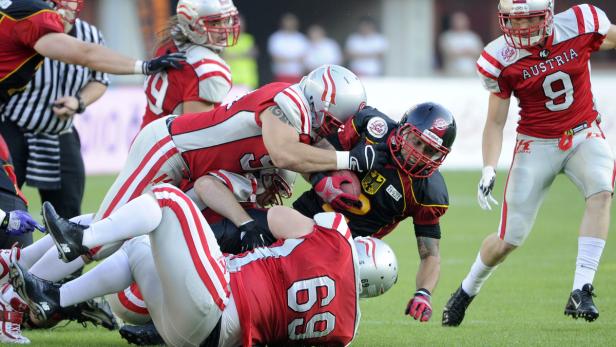 American-Football-Spieler kämpfen um den Ball.