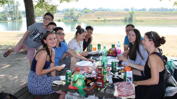 Die Studentinnen und Studenten der Wirtschaftsuniversität feiern das Ende des Semesters auf der Donauinsel.