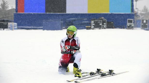 Nicole Schmidhofer bremste nach einem Sprung und legte sich in den Schnee.