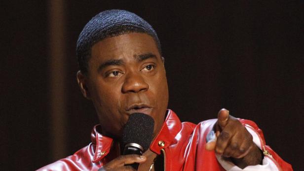 Tracy Morgan spricht in ein Mikrofon und zeigt mit dem Finger.
