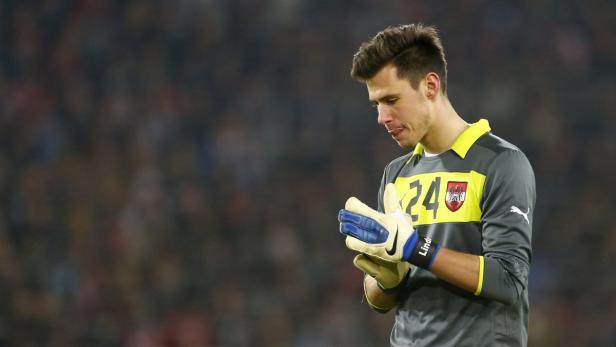 Ein Torwart der österreichischen Nationalmannschaft mit Handschuhen vor einem Spiel.
