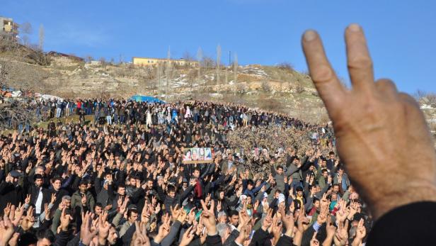 Cizre: Bei einem Begräbnis zeigen Kurden das Victory-Zeichen.