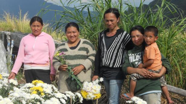 Im nördlichen Bergland der Philippinen bauen diese Frauen Blumen an, die sie am Markt verkaufen. Mit Mikrokrediten kaufen sie die Samen