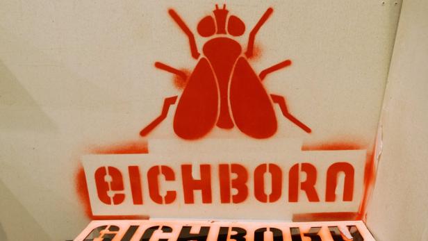 Eine rote Schablone zeigt eine Fliege und den Schriftzug „Eichborn“.